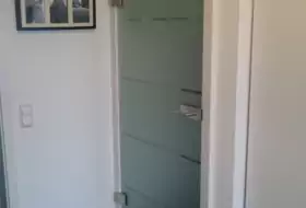 Schreinerei Ilin - Blockrahmen in weiß mit Ganzglastür